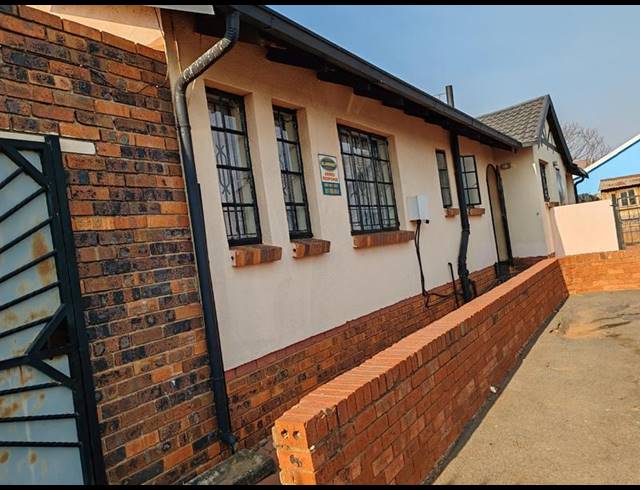 3 BEDROOM HOUSE FOR SALE IN LENASIA SOUTH EXT 1